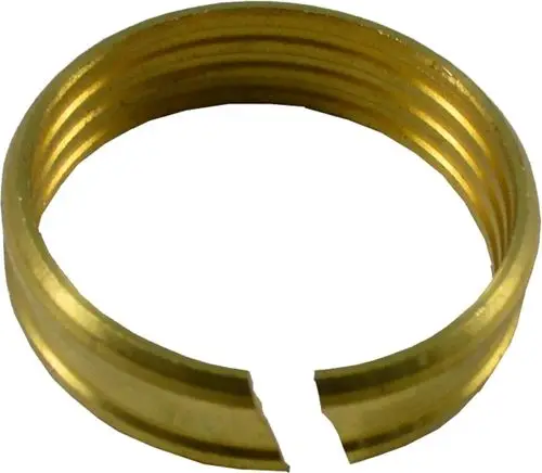 Klemmring aus Messing, mit gewelltem Design und einer Öffnung. Eignet sich für Anwendungen wie den BWS-1 Soleverteiler der Marke Wolf.